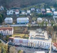 Épületek és telkek - kereskedelmi célúak a Hurbanova utcában, Trenčianske Teplice városában.