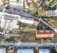 Légi felvétel a Hurbanova utcai kereskedelmi ingatlanokról Trencsénteplicen.