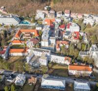 Légi felvétel Trencsénteplicről, a Hurban utcáról kereskedelmi telkekkel és környékével.