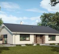 Családi ház terasszal Érsekújváron, fákkal körülvett utca, zöld autó.