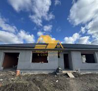 Családi ház építés alatt az utcán Érsekújváron. Ablakok és ajtók nélkül.