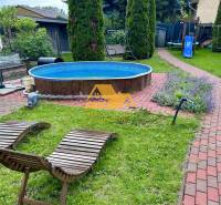 Újvárban található nyaraló kertje medencével, napozóágyakkal és játszótérrel.