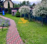 Kert a nyaraló mellett Újvárban játszótérrel az Újvár utcában.