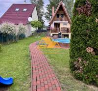 Kert ösvénnyel a házikóhoz Érsekújváron, az Érsekújvári utcán.