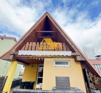 Faház terasszal Érsekújváron a kék ég alatt.