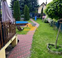 Kert medencével és pavilonnal a házikó mellett Érsekújváron, az Érsekújvári utcában.