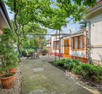 Családi ház csendes utcában, terasszal és zölddel Trnavában.