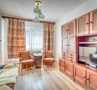 Nappali szoba fa bútorzattal, kanapéval és televízióval egy családi házban.