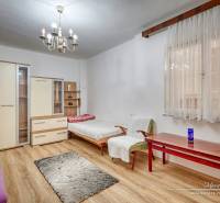 Családi ház fa padlóval, csillárokkal és bútorokkal, szoba nappali fénnyel.