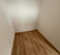 Kis szoba egy egyszobás lakásban, fa dekor padlóval.