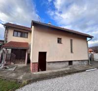 Családi ház Zbehyben ferde tetővel és garázs melletti járdával.