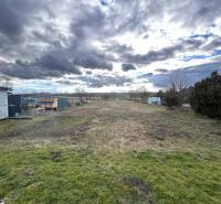 Telek a családi ház mellett Zbehyben, kilátással a tágas kertre és az égre.