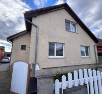 Családi ház Zbehyben ferde tetővel, kerítéssel és felhajtóval.