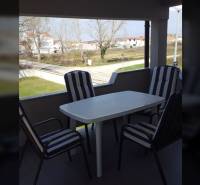 Berendezett erkély egy családi házban a Grbi utcában, Nin városában.