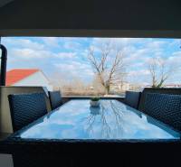 Családi ház terasszal és kilátással rendelkező asztallal Grbiben, Nin városában.