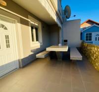 A nyitrai Grbi utcában található családi ház terasszal, kőfallal és műholdas antennával rendelkezik.