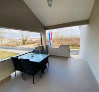 Egy családi ház terasza a Grbi utcában, Ninben, kilátással a környékre.