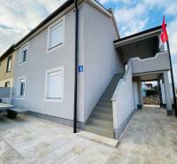 Családi ház a Grbi utcában, Ninnben, külső lépcsővel és terasszal.