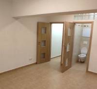 1 szobás lakás belső tere kerámia padlóval és látható fürdőszobával az ajtón keresztül.