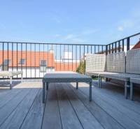 A pozsonyi Óvárosban, a Medenej utcában található 4 szobás lakásban van egy külső terasz.