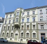 Történelmi épület a Medená utcában, Pozsony-Óvárosban, homlokzata díszített ornamentikával.