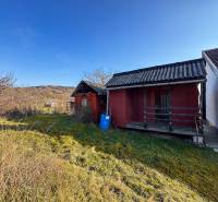 A Nyitrai Ambrovej utcában szerény faházak láthatók a szőlők között.