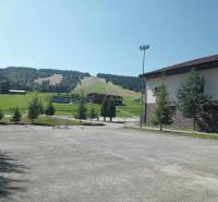 Síles lejtő Makovban a hozzá tartozó épülettel és környező zöldterülettel.