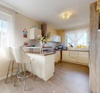 Konyha családi házban bárszékekkel és fa dekoros padlóval.