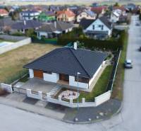 Családi ház a Bernolákovo-i Jabloňová utcában tágas udvarral és kerttel.