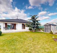 Családi ház Bernolákovóban, az Almafa utcában, terasszal és gondozott kerttel.