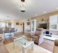 Családi ház nappalija bőr ülőgarnitúrával és fa dekorációjú padlóval.