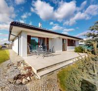 Családi ház Bernolákovo-ban, az Almafa utcában, kerttel és burkolt terasszal.