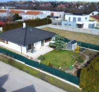 Családi ház a Bernolákovo Jablonová utcában, rendezett kerttel és pavilonnal.