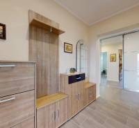 Családi ház belső tere fa dekorációjú padlóval, bútorokkal és dekorációkkal.