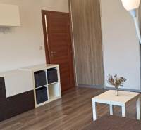 Nappali egy kétszobás lakásban, fa dekoros padlóval és modern bútorokkal.