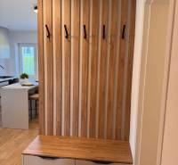 Előszoba egy kétszobás lakásban, lamellás fallal és tárolóhelyes komóddal.