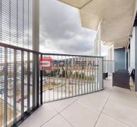 Erkély egy kétszobás lakásból a Račianská utcán, kilátással Pozsony III-ra.