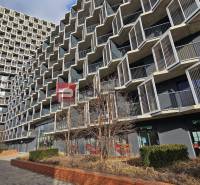 Egy modern építészeti kialakítású épület a Pozsony III. kerületében, a Račianska utcában, ideális egy 2 szobás lakás számára.