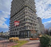 A Račianska úti toronyház egyedi építészete Pozsony III-ban kifejező erkélyeket és modern elemeket tartalmaz.