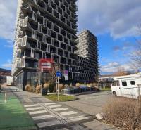 Épületek jellegzetes erkélyekkel és egy fehér lakókocsi a Račianská utcában, Pozsony III-ban.