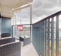 Erkély rattan bútorokkal egy kétszobás lakásban a Račianská utcán, Pozsony III.