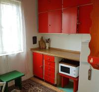 Kuchynka v Chate so starším nábytkom