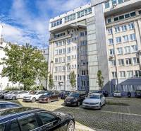 Irodák parkolója a Pozsonyi Gajova utcában - Óváros.