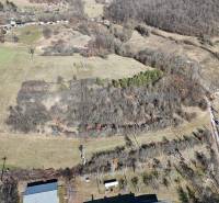 Légi felvétel a Krupinában található kiterjedt lakóterületekről, erdőkkel és mezőkkel.