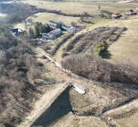 Légi felvétel a Krupina környéki lakóterületekről a természeti tájjal.