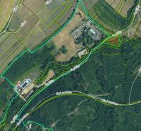 Légi felvétel a Krupina környéki lakóterületekről, látható utakkal és parcellákkal.