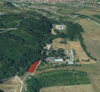 Légi felvétel a telkekről - lakóterület Krupinában a környező természettel.