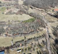 Légi felvétel a krupinai lakóterületekről, amelyeket természet és fák vesznek körül.