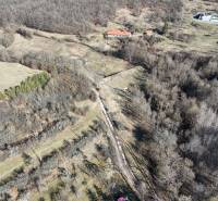 Telkek - lakóövezet Krupinán, közel az erdőhöz, vidéki tájjal és füves területekkel.