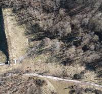 Légi felvétel Krupina környéki rétekről és erdőkről, amelyek alkalmasak lakóterületek kialakítására.